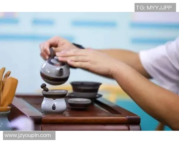 足球明星品茶时刻展现优雅风范与运动激情的完美结合